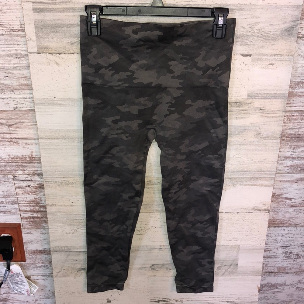 SPANX Look at Me Now Seamless Cropped Leggings black camo size large LEGGINGS​​ - Picture 3 of 13